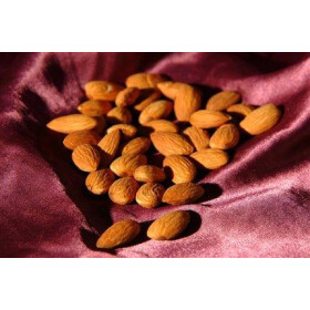 Blanched almonds 1kg Handselected